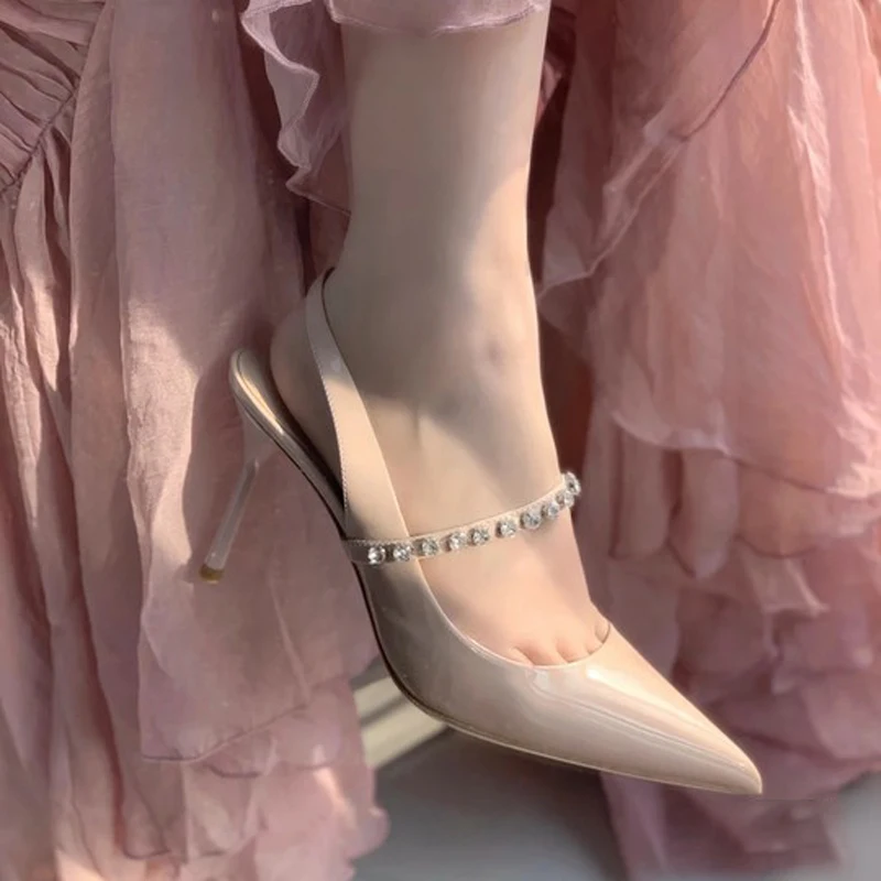 2023 Пролет-лято сватбени обувки с веригата и с кристали, дамски сандали на висок ток с остър пръсти, дамски обувки-лодка от лачена кожа Изображение 1