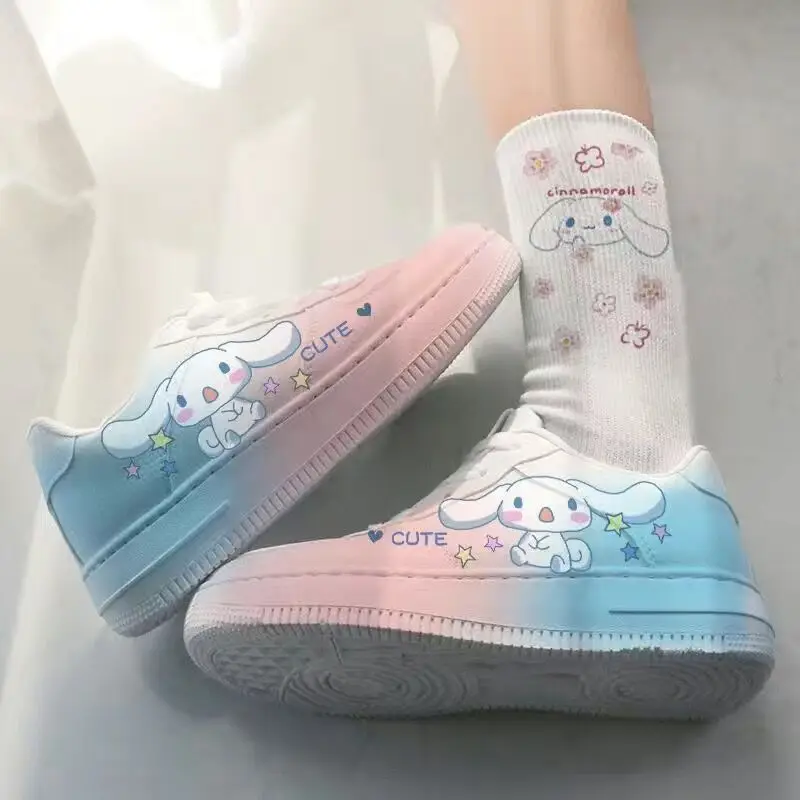 Sanrio, малки бели обувки с шарени Синнаморолла, маратонки Kawaii за момичета, обувки за скейтборд Y2K, оригинална универсална дамски обувки Изображение 0