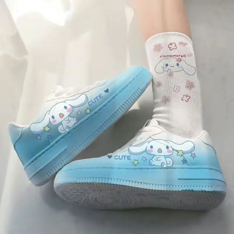 Sanrio, малки бели обувки с шарени Синнаморолла, маратонки Kawaii за момичета, обувки за скейтборд Y2K, оригинална универсална дамски обувки Изображение 1