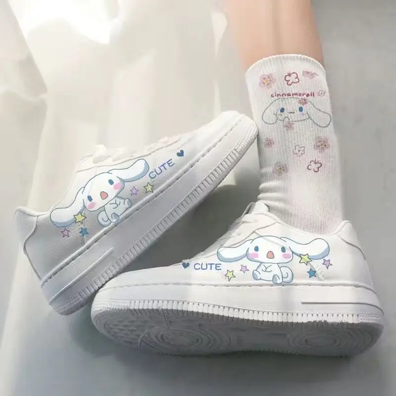 Sanrio, малки бели обувки с шарени Синнаморолла, маратонки Kawaii за момичета, обувки за скейтборд Y2K, оригинална универсална дамски обувки Изображение 2