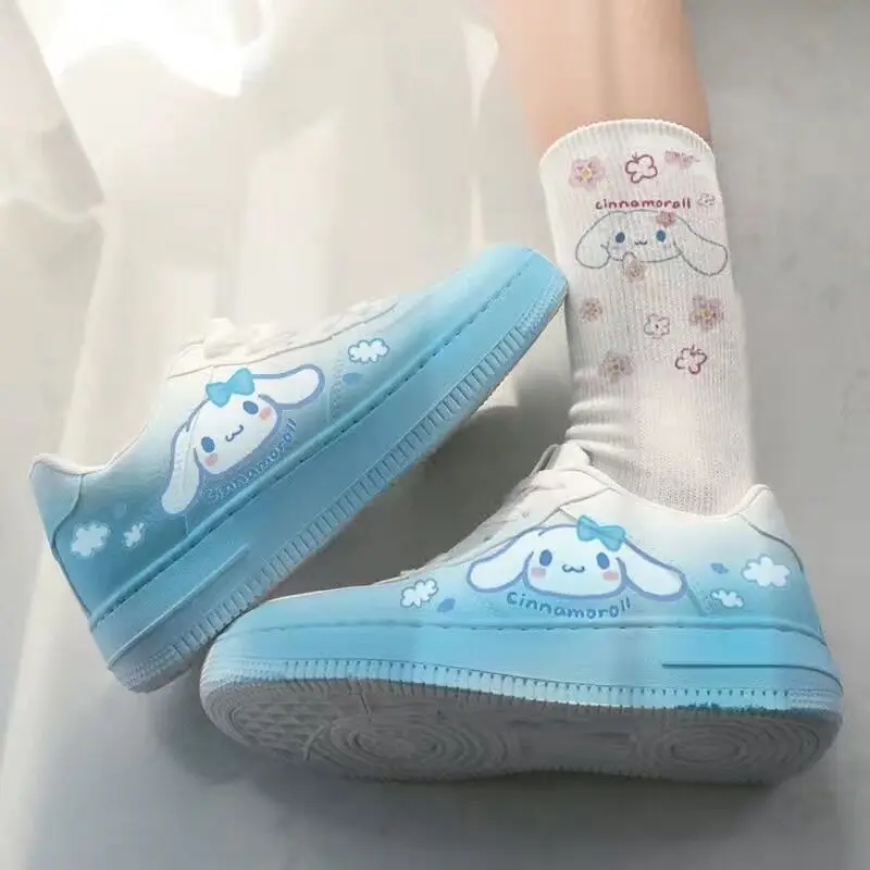 Sanrio, малки бели обувки с шарени Синнаморолла, маратонки Kawaii за момичета, обувки за скейтборд Y2K, оригинална универсална дамски обувки Изображение 4