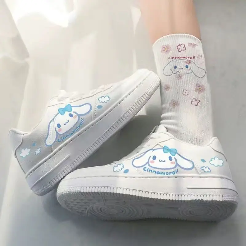 Sanrio, малки бели обувки с шарени Синнаморолла, маратонки Kawaii за момичета, обувки за скейтборд Y2K, оригинална универсална дамски обувки Изображение 5