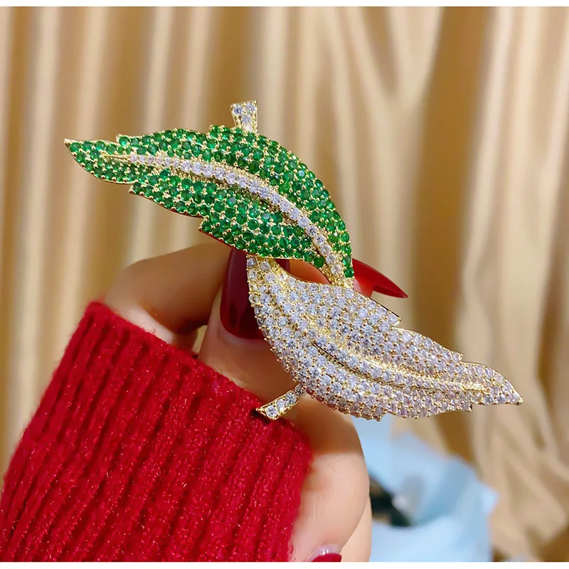 SUYU Елегантна брошка от двухцветного кленов лист с кубическим цирконием, Атмосферното модно палто, Аксесоари за облекло, Аксесоари за брошки Изображение 0