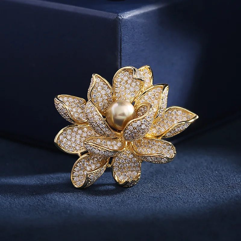 Висококачествена Персонални елегантна перлена триизмерна брошка във формата на лотос за модерните женски накити LBR038 Изображение 1