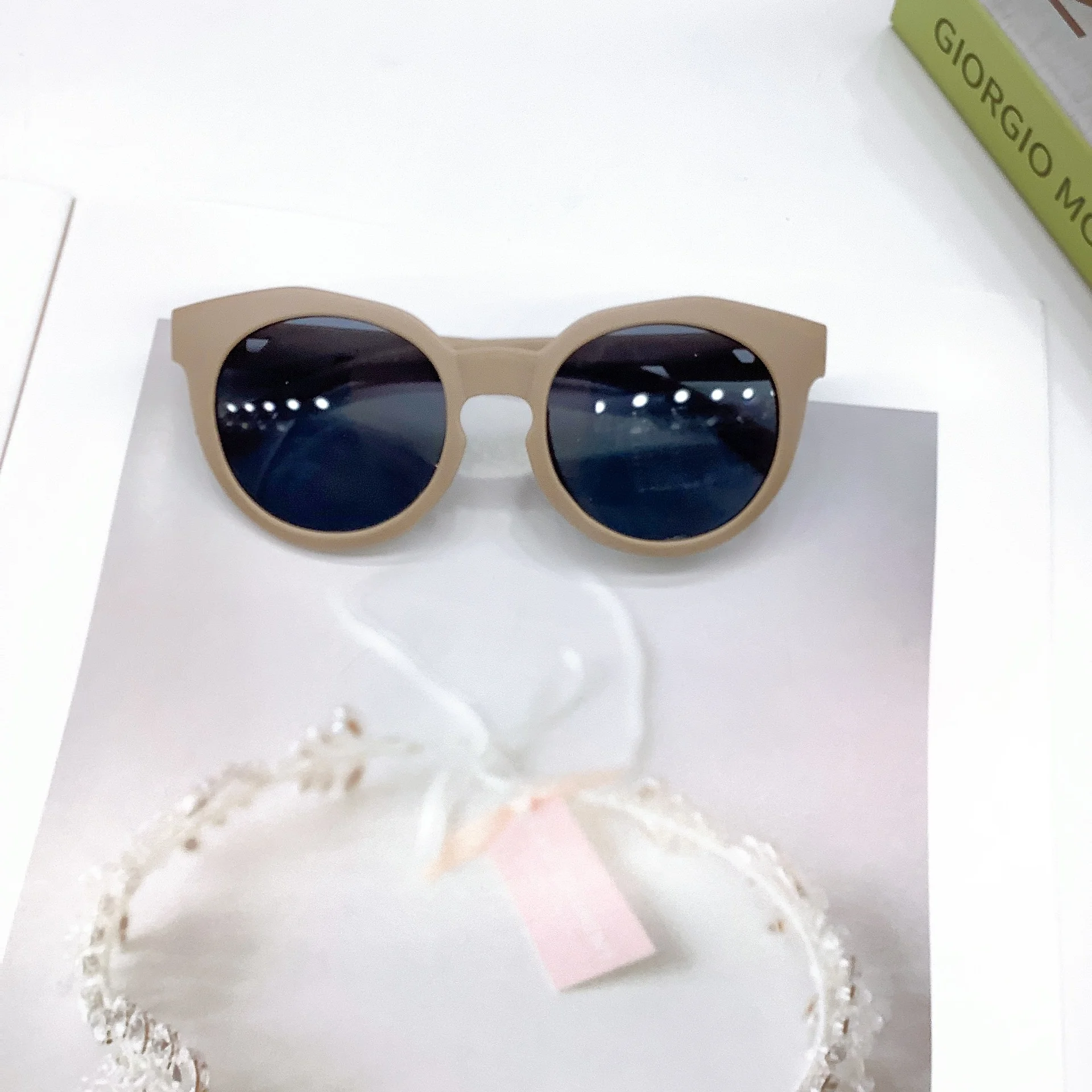 детски слънчеви очила с модерен сенника от виолетови, детски слънчеви очила Изображение 3