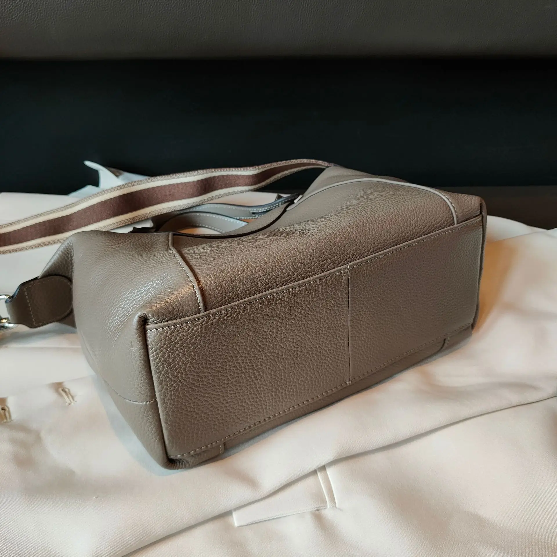 Зимната пътна чанта 2023 голям капацитет, реколта женствена чанта от естествена телешка кожа, простата дизайнерски качествена дамска чанта на рамото Изображение 2