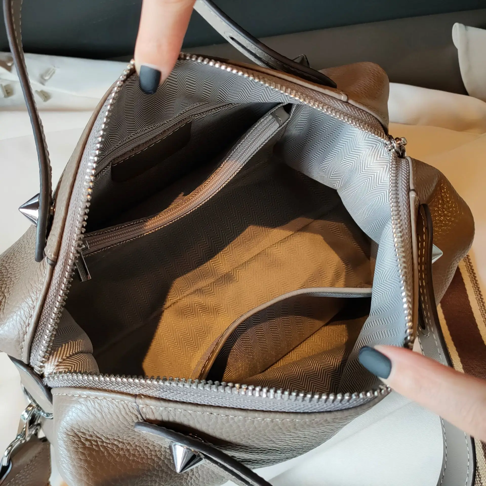 Зимната пътна чанта 2023 голям капацитет, реколта женствена чанта от естествена телешка кожа, простата дизайнерски качествена дамска чанта на рамото Изображение 3