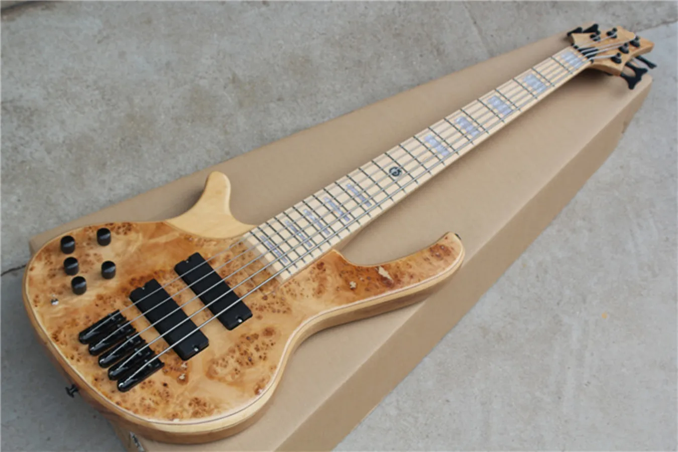 Индивидуален нов стил, 5-струнен бас-електрическа китара с модел от развалено дърво с лявата си ръка, кленов лешояд, черен аксесоари, високо качество Изображение 1