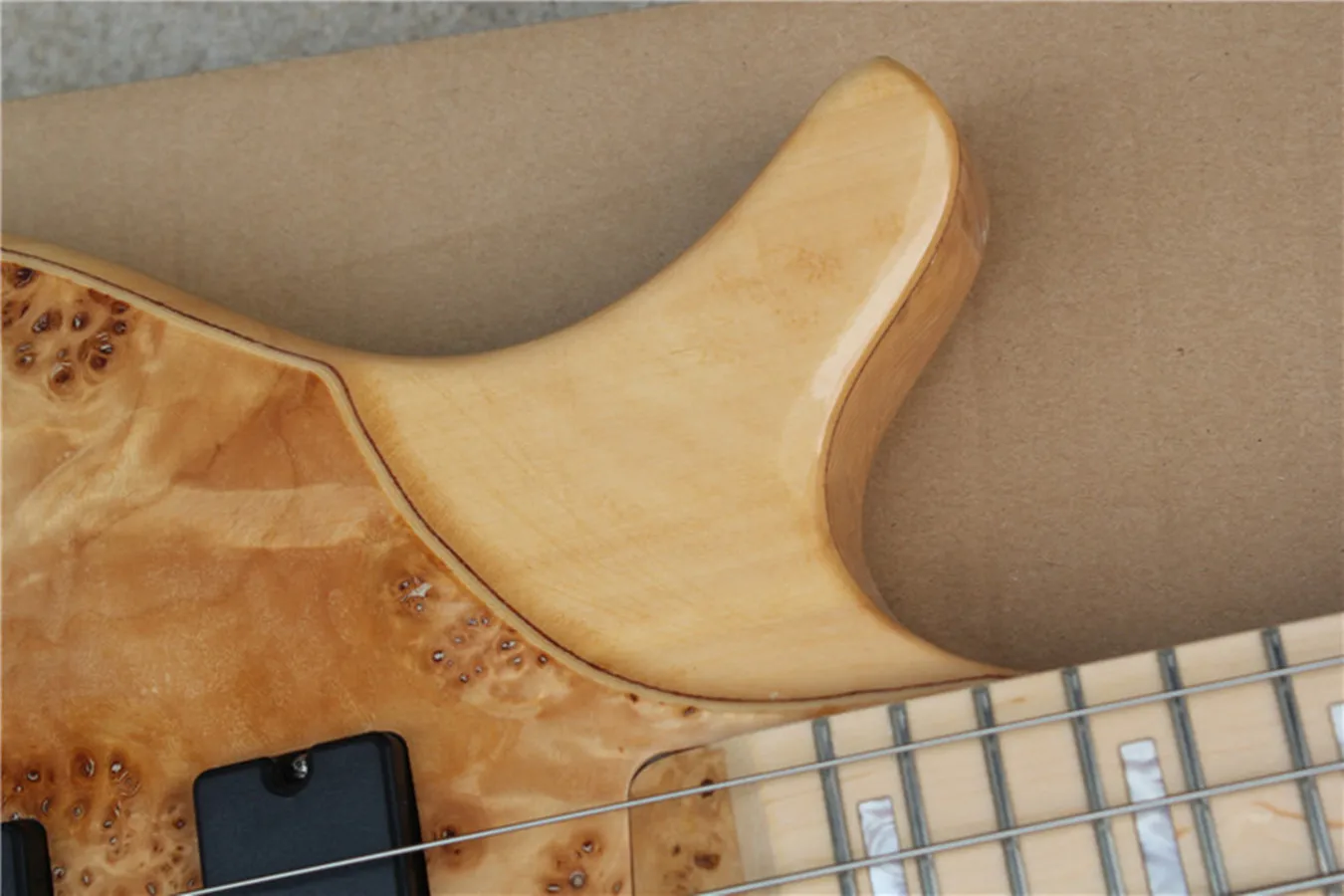 Индивидуален нов стил, 5-струнен бас-електрическа китара с модел от развалено дърво с лявата си ръка, кленов лешояд, черен аксесоари, високо качество Изображение 4