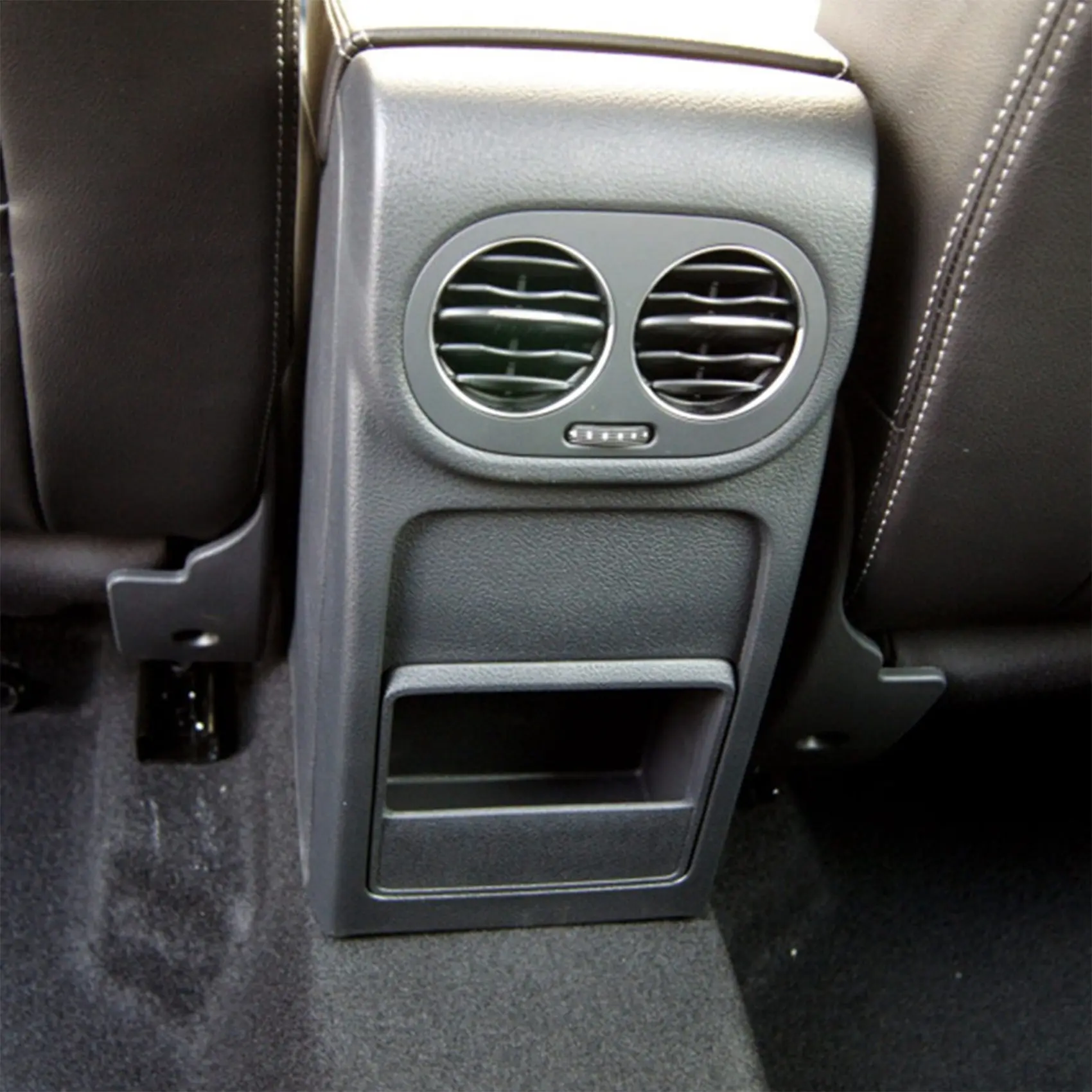 На подлакътника на колата, Выпускная рама климатик, задната част на вентилационна капак за VW Tiguan 2010-2019 Изображение 3