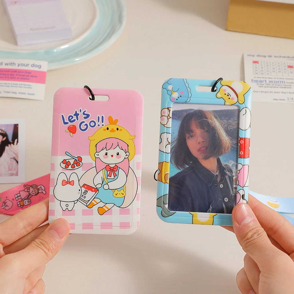 Набор от карти с сладко момиче от карикатура, виси на въже около врата му, държач за фотокарточек, корейски INS, студентски автобусни карти, както и карти, защитно покритие срещу Загуба на Изображение 1