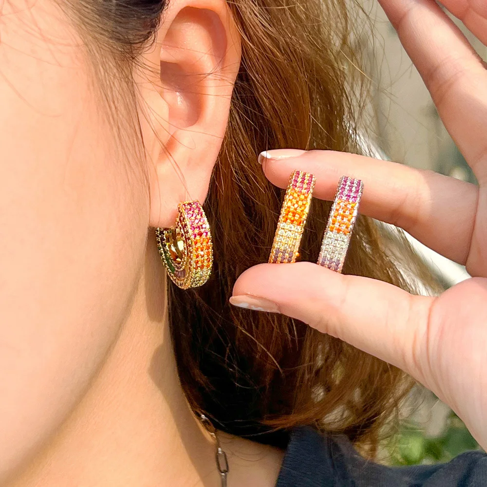 Пера, нежни цветни преливащи кубични циркониеви обеци-халки златен цвят, полукръгли обеци-халки за жени 2023, модни маркови бижута E319 Изображение 1