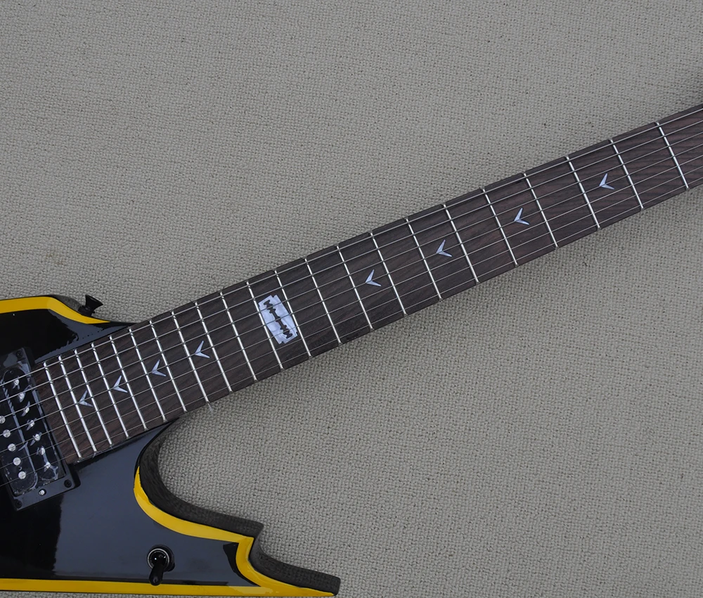 Фабричните продажба на 6-струнна електрическа китара със специална форма, черен корпус пиано с жълти краища, лешояд цвят клен, можете да настроите по поръчка. Изображение 1