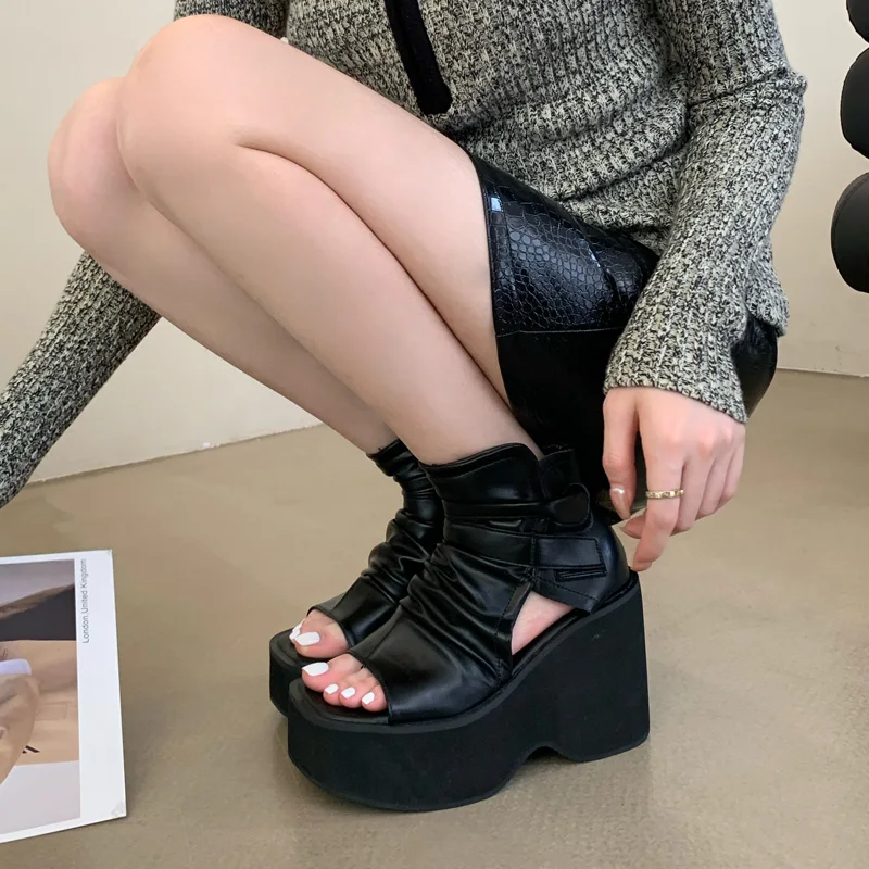 Черни ботильоны Дамски обувки на танкетке в стил пънк, лятна нови обувки в стил рок, обувки на платформа и ток в стил пънк с отворени пръсти, женски ботфорты Изображение 0